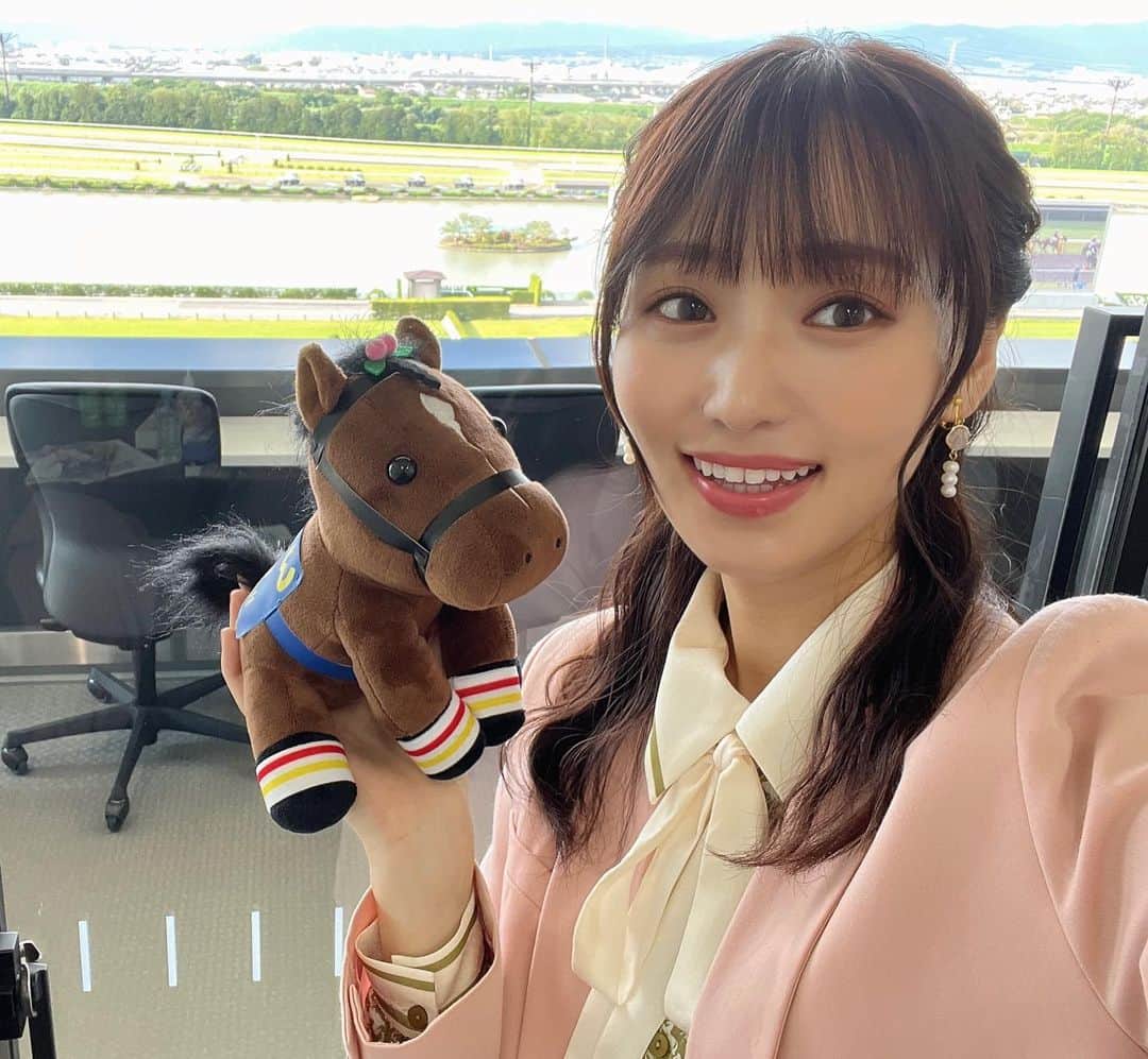菅井友香さんのインスタグラム写真 - (菅井友香Instagram)「秋華賞🍂  リバティアイランド×川田将雅騎手 史上７頭目の牝馬三冠達成おめでとうございます👑  歴史的瞬間に立ち会うことができ、忘れられない1日となりました  『競馬BEAT』にて、夏休み中のリバティアイランドに取材させて頂いていたので、応援にとても力が入りました！  リバティアイランドは、つぶらな瞳がとっても可愛いのに、走ると目の色が変わり他を寄せ付けないギャップに心を奪われます🐎  今日の頭飾りも可愛くて素敵でした♡  いっぱいご飯を食べて、これからの活躍も楽しみにしています。  そして2着のマスクトディーヴァをはじめとした、懸命な馬たちの走りに、沢山パワーを頂きました！  感動のレースをどうもありがとうございました✨  思わずアイドルホースぬいぐるみも揃えちゃいました 秋華賞バージョンも楽しみ🍂  Styling♡ @lily_brown_official (トップス、スカート) @hmd_lcrc (イヤリング、リング、ブレスレット)  今日は馬柄セットアップでした🐎  #競馬  #秋華賞  #リバティアイランド  #川田優雅騎手お誕生日おめでとうございます」10月15日 20時53分 - yuuka_sugai_official