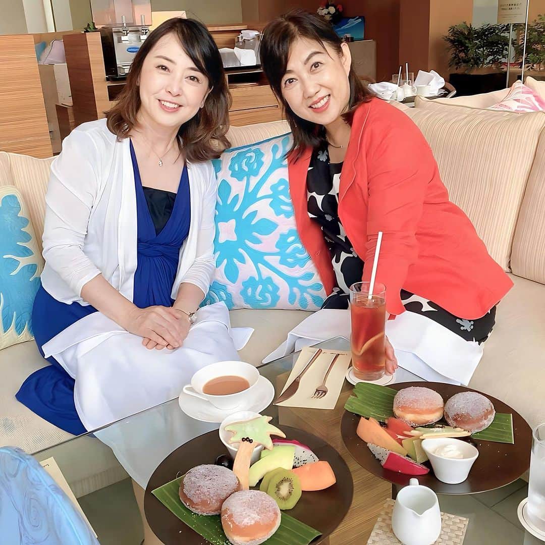 牛窪万里子さんのインスタグラム写真 - (牛窪万里子Instagram)「今週10/16-10/22）のラジオ番組「身近なことからSDGs」は株式会社ハナマルキャリア総合研究所 代表取締役 上田 晶美さんに お話を伺います。  上田晶美さんは、日本初のキャリアコンサルタントとして 30 年間活動されてきました 代表を務める株式会社ハナマルキャリア総合研究所では、女性のキャリア支援と大学生 の就活を専門とし、これまで約 2 万人以上にアドバイスされています。 そして、今年 8 月には 22 冊目のご本「女子が一生食べていける仕事選び」を草思社か ら出版されました。その他、日経新聞、読売新聞には就活に関するコラムも連載中です！  「女子が一生食べていける仕事選び」 https://amzn.asia/d/5ZCKHyz  今回は SDGsゴール 8「働きがいも経済成長も」に繋がるお話を伺います。 是非お聴き下さい♪  放送は以下の10局になります。 radikoプレミアムから1週間タイムフリーでお聴き頂けます。  大分放送  毎週月曜〜金曜  17：15~17:22  青森放送 毎週月曜～金曜 17：25~17:30  ラジオ福島 毎週月曜〜金曜  18：20~18:25  東北放送 每週日曜 5:45~ 6:00  栃木放送 毎週水曜 15:45~15:55  山形放送 每週月曜～金曜  17:50~18:00  山陰放送 毎週土曜 7:30~ 7:45  山口放送 毎週月曜〜木曜  17：20~17:30  四国放送  毎週月曜〜木曜  13：10~13：20  山陽放送 每週金曜 6:55~ 7:00  #ラジオ #sdgs #放送 #キャリアコンサルタント」10月15日 20時53分 - mariko_ushikubo