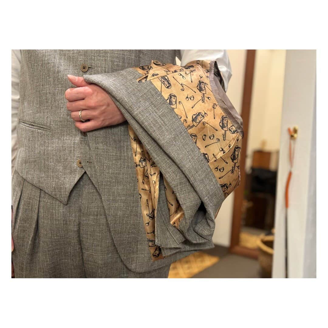 life_style_orderさんのインスタグラム写真 - (life_style_orderInstagram)「< linen × 3pc >  ゴルフ好きの方がゴルフ好きを表現した裏地⛳️  リネン素材のスリーピースにオールデンを足元に。  ※10/16(月)定休日となります  小物はオンラインショップにて📱 LSOMARKET >>> https://shop.lifestyleorder.com  ------------------------- 11:00-19:00 月曜・木曜定休日 完全予約制 ※HPのコンタクトフォームよりお願いします -----------------------------------------  #lifestyleorder #ライフスタイルオーダー #ウェディングスーツ #成人式スーツ #プレ花嫁 #新郎衣装 #タキシード #フォトウェディング #ウェディングフォト #リゾートウェディング #オーダータキシード #2023秋婚 #2023冬婚 #2024春婚 #スーツスタイル #ジャケットスタイル #コートスタイル #オーダースーツ白金台 #蝶ネクタイ #ボウタイ #ゴルフ #ゴルフ男子」10月15日 20時54分 - life_style_order