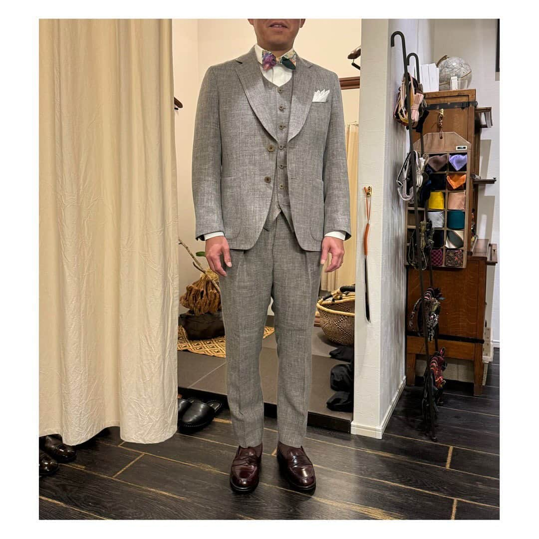 life_style_orderさんのインスタグラム写真 - (life_style_orderInstagram)「< linen × 3pc >  ゴルフ好きの方がゴルフ好きを表現した裏地⛳️  リネン素材のスリーピースにオールデンを足元に。  ※10/16(月)定休日となります  小物はオンラインショップにて📱 LSOMARKET >>> https://shop.lifestyleorder.com  ------------------------- 11:00-19:00 月曜・木曜定休日 完全予約制 ※HPのコンタクトフォームよりお願いします -----------------------------------------  #lifestyleorder #ライフスタイルオーダー #ウェディングスーツ #成人式スーツ #プレ花嫁 #新郎衣装 #タキシード #フォトウェディング #ウェディングフォト #リゾートウェディング #オーダータキシード #2023秋婚 #2023冬婚 #2024春婚 #スーツスタイル #ジャケットスタイル #コートスタイル #オーダースーツ白金台 #蝶ネクタイ #ボウタイ #ゴルフ #ゴルフ男子」10月15日 20時54分 - life_style_order