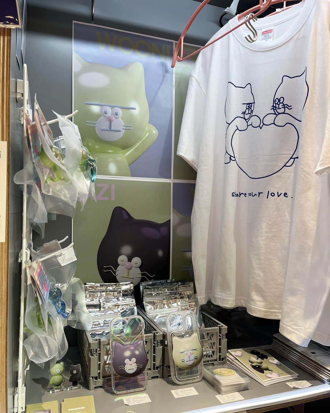 高井千帆のインスタグラム：「⁡ ずっと行きたかった大好きな子のPOPUPへ🐱💚 ⁡ 初めて生で見れたイラストやグッズも 久しぶりに会えたあみぽんも 本当に可愛くて幸せで溢れた空間でした☺︎ ⁡ はやくご飯いこうね🫶🏻」