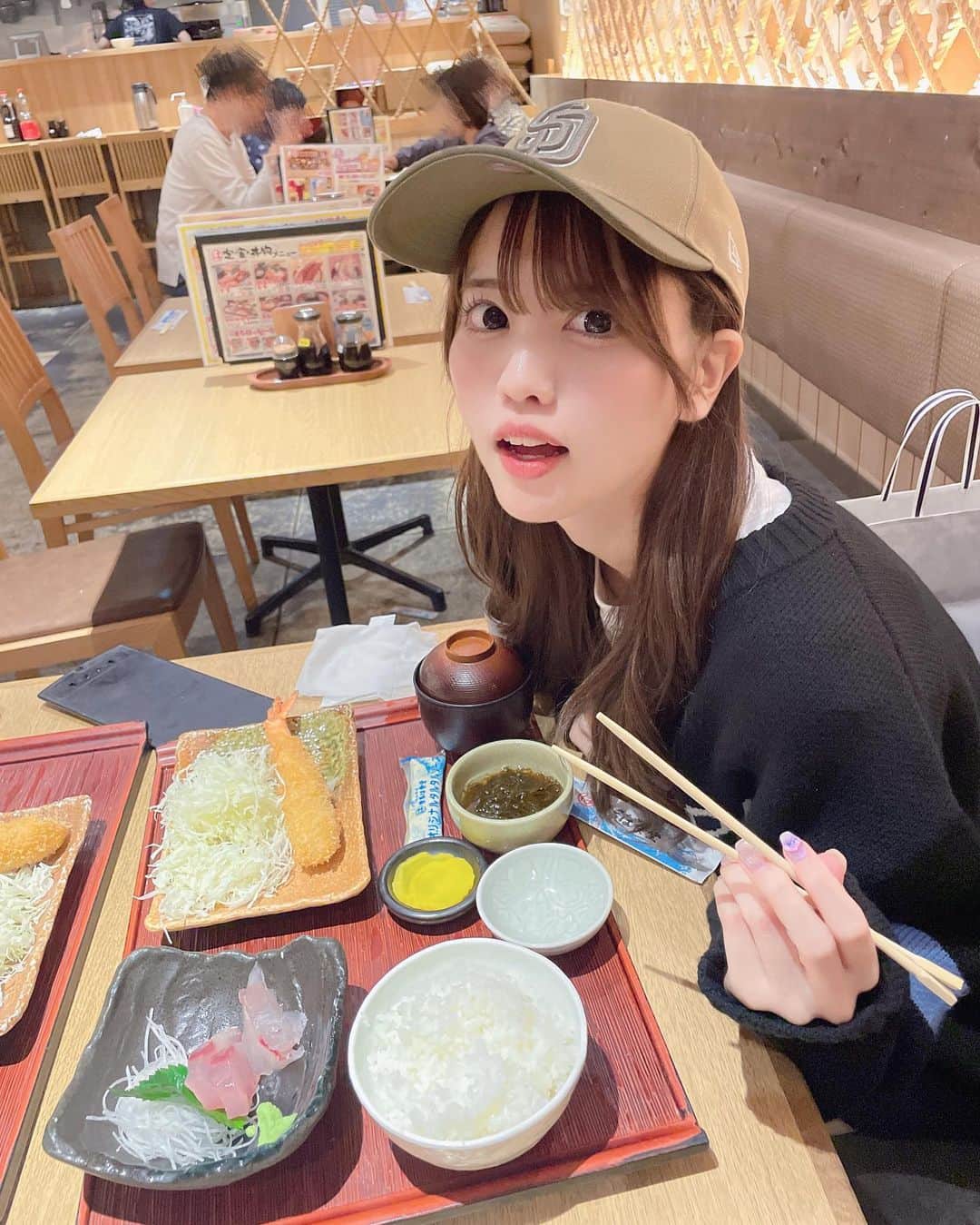 夏目一花さんのインスタグラム写真 - (夏目一花Instagram)「名古屋でエビフライ定食たべた〜🍤もずく久しぶりに食べたけど美味しかったなあ」10月15日 20時54分 - natsume_me__