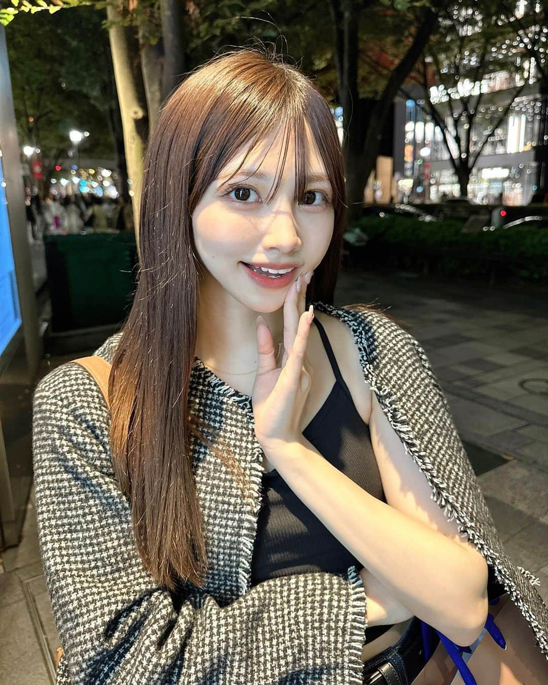 茄子はるのインスタグラム：「・  秋はテーラードジャケットがとても重宝するーー🤍👍🏻  これもそのうちの1つでとてもお気に入り🍂🧶🤍  年中無休でチョコレートが大好きなので表参道に行くと吸い寄せられるかのようにジャンポールエヴァンに立ち寄ってしまう…ずっと大好きなチョコレート屋さん🍫♡  バレンタインが今から待ち遠しい…  色んなチョコレートに今年も出会いたい🤤  ・ #japanesegirl  #ootd  #shibuya  #omotesando  #patisserie  #甘党女子  #カフェ巡り  #チョコレート #ジャンポールエヴァン  #マカロン  #食べ歩き」