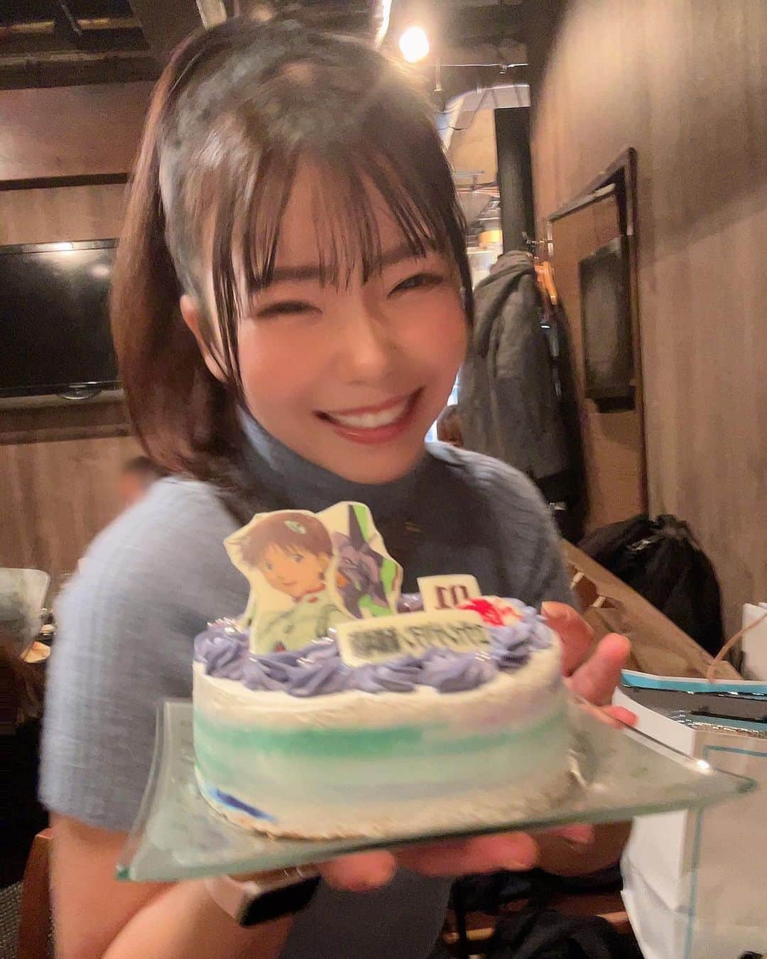 のインスタグラム：「.  今日はまいちぃと合同生誕オフ会🎂 たくさんのふぁんの方が来てくれて お祝いしてくれて本当に嬉しかった♡  ふぁんの人同士で 仲良くしてるのも嬉しい♡  遠くからきてくれたり休みとってくれたり りほりん大好きっていってくれたり 本当に幸せな時間でした😳♡  これからもよろしくねっ💎  #グラビア #グラビアアイドル」