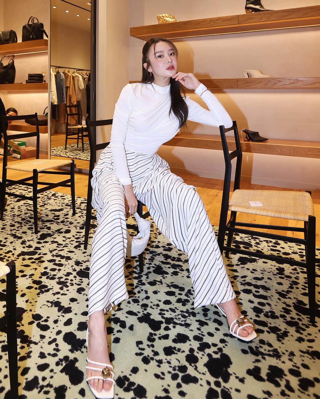 マーイ＝ナパサシ スラワンさんのインスタグラム写真 - (マーイ＝ナパサシ スラワンInstagram)「👧🏻🤍🖤 #newbottega #bottegathailand」10月15日 20時56分 - mind_napasasi