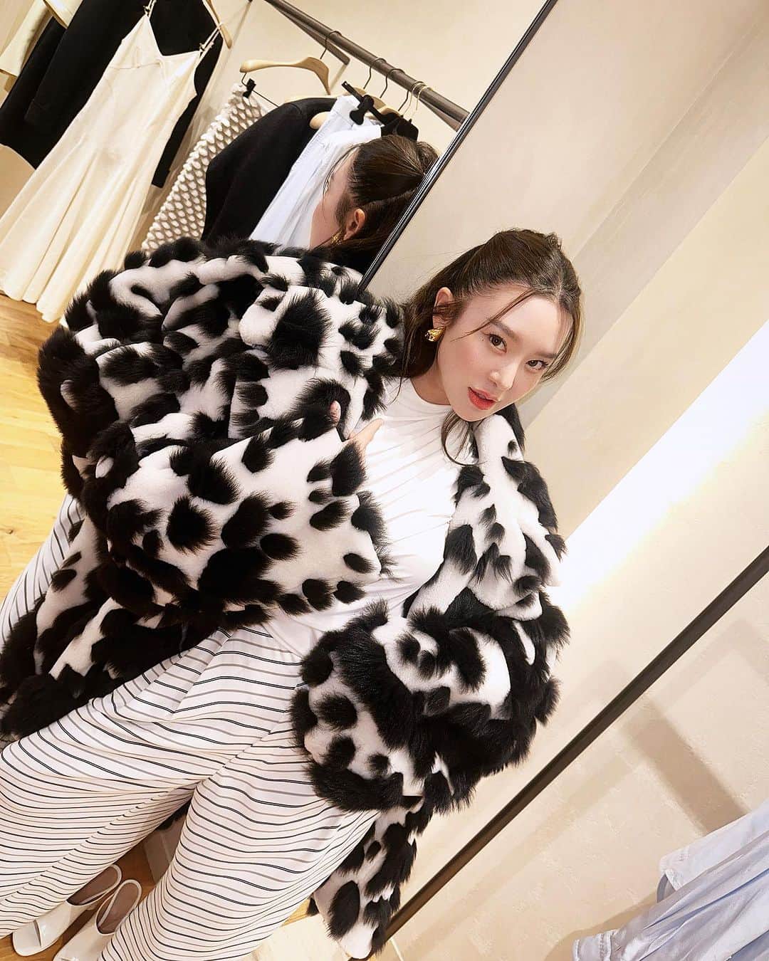 マーイ＝ナパサシ スラワンさんのインスタグラム写真 - (マーイ＝ナパサシ スラワンInstagram)「👧🏻🤍🖤 #newbottega #bottegathailand」10月15日 20時56分 - mind_napasasi