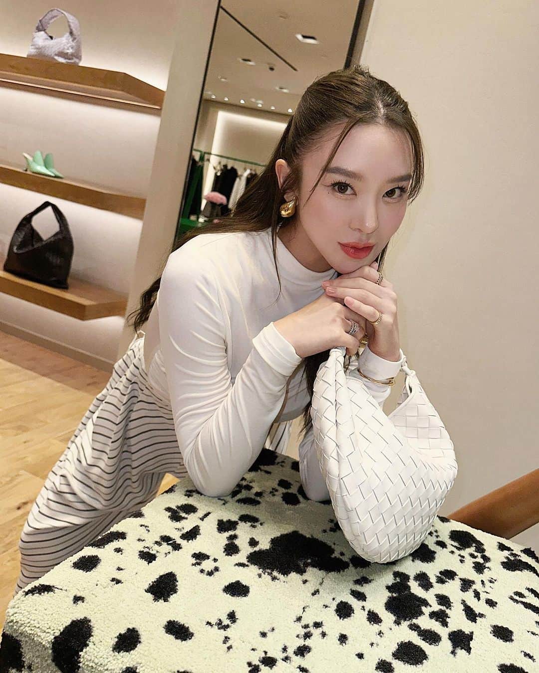 マーイ＝ナパサシ スラワンさんのインスタグラム写真 - (マーイ＝ナパサシ スラワンInstagram)「👧🏻🤍🖤 #newbottega #bottegathailand」10月15日 20時56分 - mind_napasasi