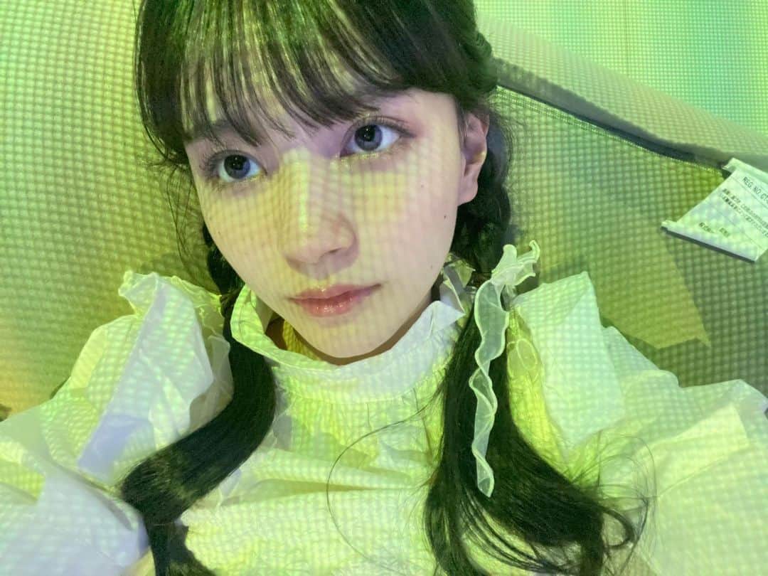 河村ここあのインスタグラム：「🖼ここはどこでしょう...？？  フィルターしてないのに してるみたいに撮れたよ📷💭 ̖́- めちゃくちゃ良き場所でした〜 次の投稿で答え合わせします🤍  𓂃◌𓈒𓐍 今日の超無敵クラスも ありがとうございました💛💛 カジキ回、大感動でしたね😢 都庁！行ってみたいロケの一つです🏢 私のオススメしたソックスで かまいたちさんがあんなに揉めてしまうとは... 申し訳なかったです😂😂  次回も、、、お楽しみにです🤍🤍」