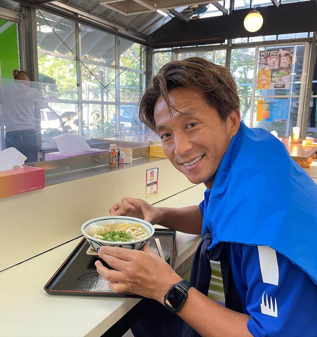 福西崇史のインスタグラム：「. 仕事前にもうどんを食べました♪ . やっぱりうどん県のうどんは 美味いですね〜😋 . 仕事もちゃんとやりました⚽️笑 . 腹ごしらえは大事です🤣 . #福西崇史 #うどん #サッカースクール #丸亀 #香川 #またうどん食べたい #うどん好き」