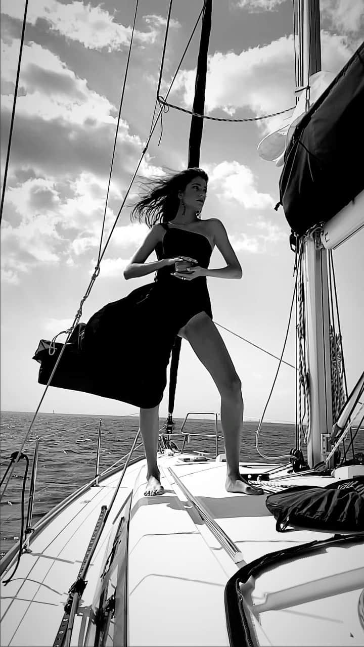 Lee Oliveiraのインスタグラム：「As we stand on the cusp of unveiling Lillian Muir, we are sharing a glimpse into our adventure so far.   Our vision for Lillian Muir extends far beyond skincare; it’s a lifestyle, an ode to the celebration of time and small moments and, at our core, a romance with the Mediterranean. We’re firm believers in cultivating deep connections—with visionary creators, dedicated collaborators, and, most importantly, with all of you.  As we wrap up our unforgettable campaign shoot in Athens, our hearts overflow with gratitude. Here, old friends and new have come together, creating something truly magical! We can hardly contain our excitement to share it with you. Soon…   An absolute dream team has come together to articulate the vision of LM. Thank you is not enough!   Photographer/Creative Director: @leeoliveira  Vision & Styling: @katelillianmuir  Make Up: @by.sarahkate  Hair & Make Up: @vogiatzimariaa  Model: @annamaria_bri  Model: @olivialinkk   Locations:  @greek_yachts  @bluefish.restaurant  @whiteinblue   Agencies:  @xraymodels @thaliakotsianou  @fashioncult_models   Transport:  @tomfetsis   Wardrodbe:  @tomyhoau  @katelillianmuir  #lmathens #lillianmuirathens #skincare #mediterranean #lifestyle」