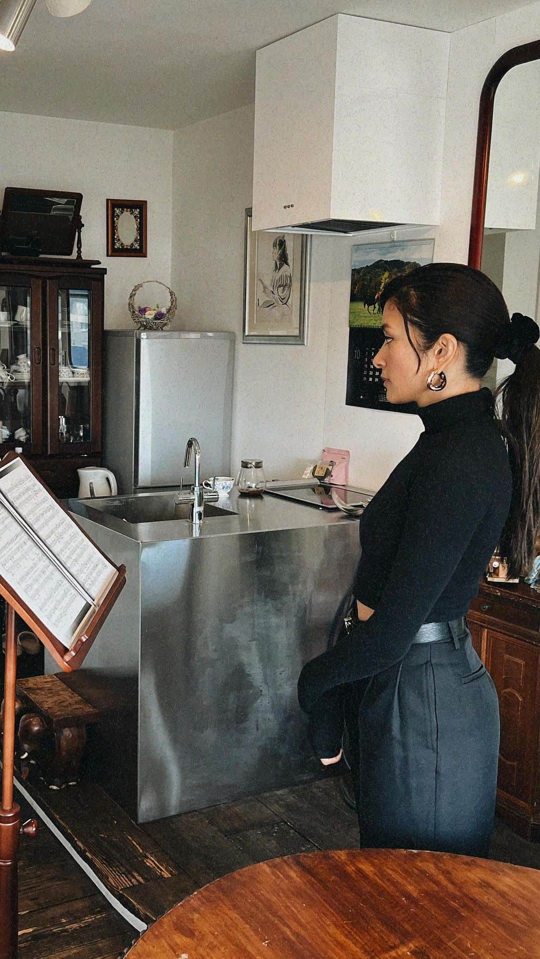 ローラのインスタグラム：「Lascia ch’io pianga🎻✨ 今回は約7年ぶりくらいに辛島先生と一緒にオペラのレッスンを受けたよ。 歌からしばらく離れていたけれど、ここ最近ずっと頭から音楽がでてきて、歌うと心地いい氣持ちになる事に氣づきはじめてきたよ☺️🎵 今回練習したのはラッシャ•キオ•ピアンガといってバロック時代を代表するヘンデルさんによって作られた曲だよ。 少し悲しさを感じる歌詞だけれど、歌っているとそのなかに優しさとちいさな光の希望も感じるんだ🕊️  This time, I took an opera lesson with my teacher for the first time in about seven years🎼 I’ve been away from singing for a while, but recently music has been coming out of my head and I’m starting to realize that singing makes me feel relaxed and comfy☺️  This time, I practiced a song called “Lascia ch’io pianga”, which was written by Handel, from the Baroque era. The lyrics are a bit sad, but when I sing I feel tenderness and a small ray of hope✨」