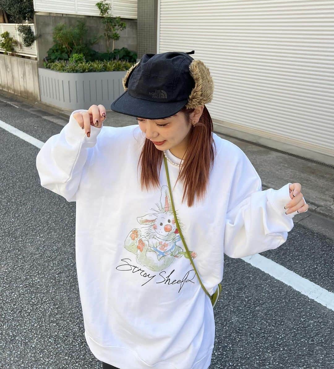 さやべびのインスタグラム：「・ ・ ・ 可愛いスウェット〜〜ブーフ🐰  昔大好きだったスージーズー◎ 大きめのLサイズでゆるゆるにスタイリング！！！！ ・  #straysheep  #ストレイシープ  #秋服 #秋服コーデ   #スウェットコーデ  #スウェット   #フライトキャップ」