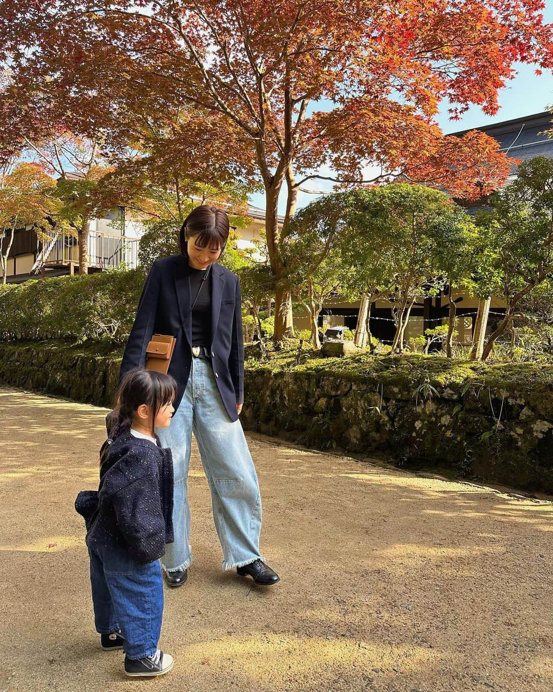 Hiromi Ｍaedaのインスタグラム：「バースデーイブイブという事で、 紅葉をみて蟹を食べたいという希望を叶えてもらった日👵🏻🙏🏻♡  outer @ebure_official #ebure tops @coehni #coehni belt @a_vacation_ #avacation」