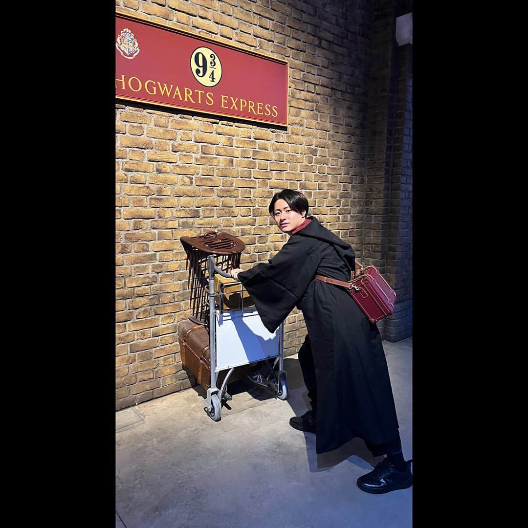 中村歌之助さんのインスタグラム写真 - (中村歌之助Instagram)「・ ワーナーブラザーズスタジオツアー東京 「The Making Of Harry Potter」 に行ってきました！  実は昔からハリーポッターが大好きで 映画も全シリーズDVDを持っていて 小学6年生のときにイギリスにある スタジオツアーにも母と行きました。  今回東京にできると聞いて とても楽しみにしていたので ようやく行くことができ、とても嬉しかったです。  小道具や衣装、大広間や動く階段など 実際に映画で使われたものがそのまま展示されていて 本当にハリーポッターの世界に飛び込んだようでした。  エリアが広くて 一日では見切れなかった部分もあったので 映画を見直して、もう一回行ってみようと思います！  ハリーポッターが好きという方は 🪄是非行かれてみてください🪄  #中村歌之助 #歌舞伎役者 #歌舞伎 #ハリーポッター #HarryPotter #ワーナーブラザーズ #スタジオツアー東京 #themakingofharrypotter #ハリポタツアー #グリフィンドール」10月15日 21時09分 - utanosuke.official