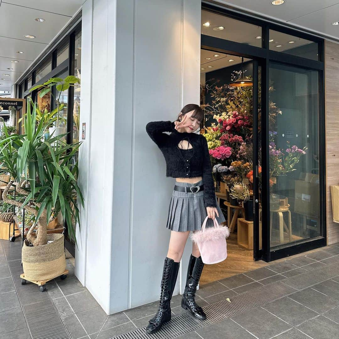 平松可奈子さんのインスタグラム写真 - (平松可奈子Instagram)「Today's outfit🩶🖤🩶🖤  思ったよりローライズなスカートでドキドキしながら着ました//// 撮影の為に痩せたんだけど 舞台本番や誕生日に向けて もう少し絞れるようにがんばる。  クリームソーダ🥤久しぶりに 飲んだんだよ〜🫶💕💕💕  #kanacofashion  #低身長コーデ  #epine  #mmeeme #下北沢カフェ  #クリップアレンジ」10月15日 21時03分 - 11kanaco14