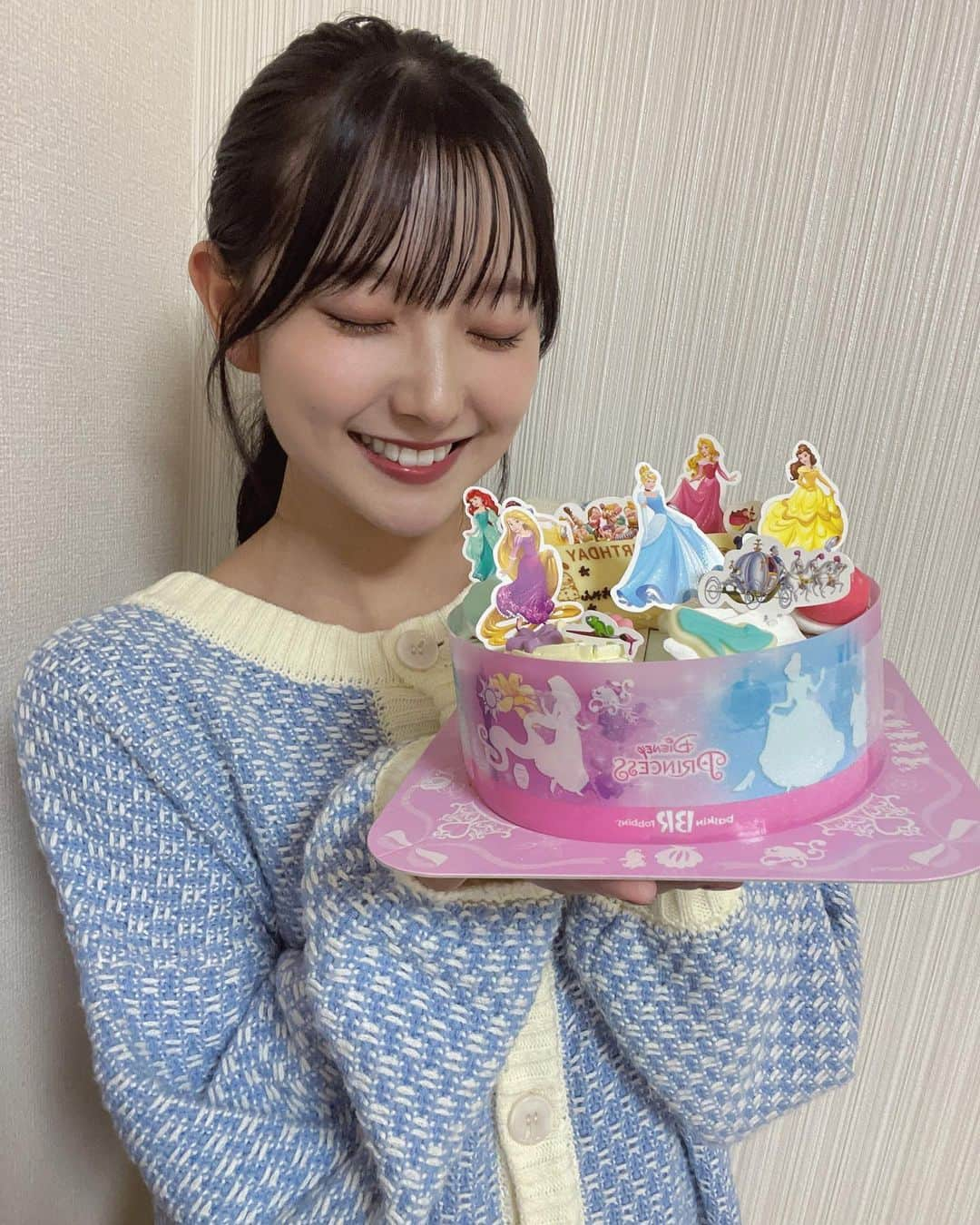 悠花さんのインスタグラム写真 - (悠花Instagram)「妹のお誕生日と一緒に フライングで私もお祝いしてもらいました〜🎂♡ ・ 従姉妹がアイスケーキを買ってきてくれたよ〜🤤🫶🏻 初めて食べたんやけど美味しかった☺︎ ありがとう〜🙏🏻♡」10月15日 21時03分 - haruka_217_