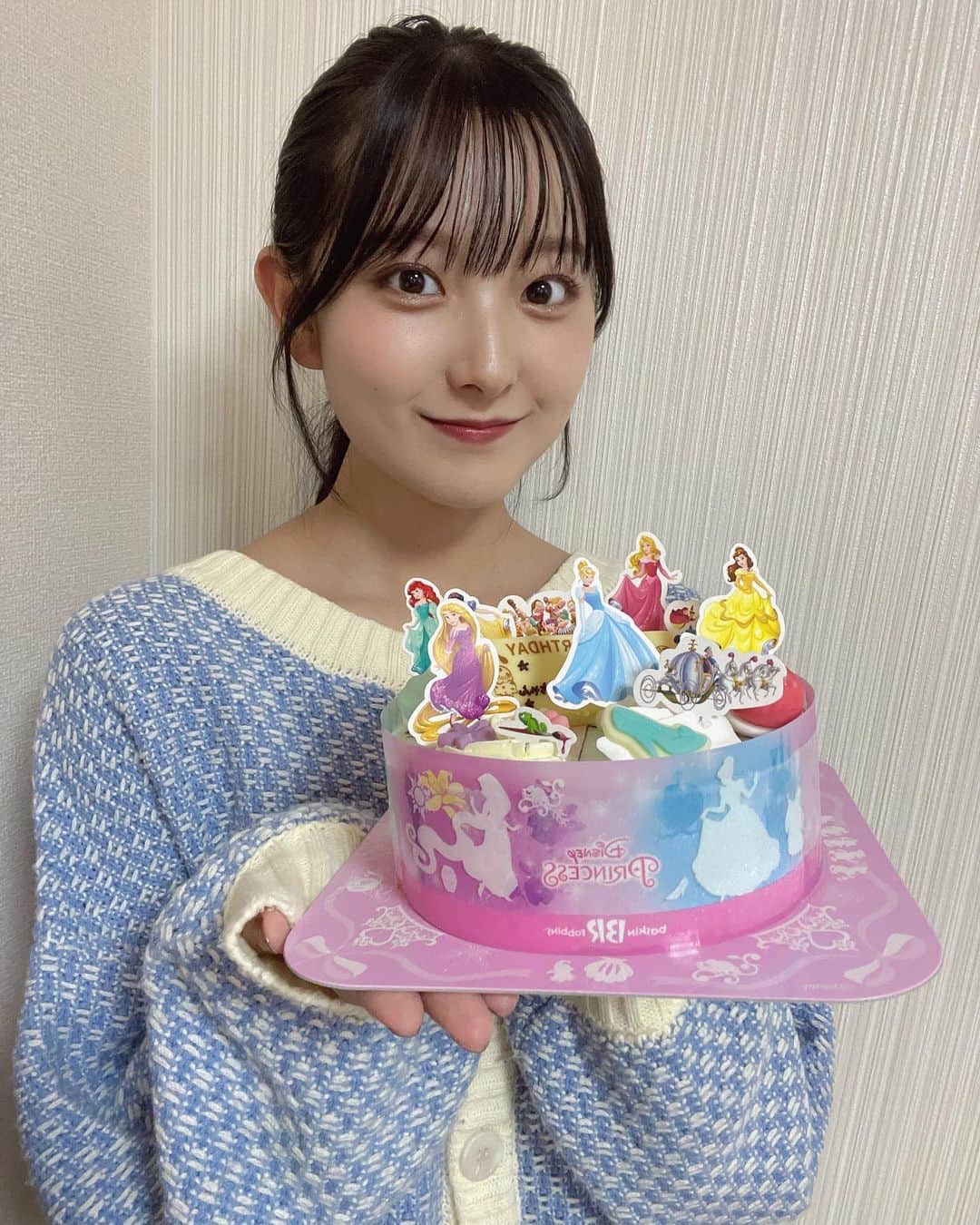 悠花さんのインスタグラム写真 - (悠花Instagram)「妹のお誕生日と一緒に フライングで私もお祝いしてもらいました〜🎂♡ ・ 従姉妹がアイスケーキを買ってきてくれたよ〜🤤🫶🏻 初めて食べたんやけど美味しかった☺︎ ありがとう〜🙏🏻♡」10月15日 21時03分 - haruka_217_