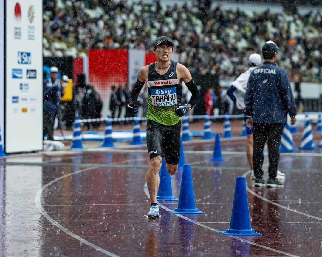 高久龍のインスタグラム：「MGC 18位　2時間12分00秒  またゴール出来ないんじゃないか。 不安いっぱいでスタートしたMGC。 雨の中にもかかわらず沿道からのたくさんの応援とここまでサポートして下さった方々のおかげで走り切ることが出来ました。 ニューイヤー駅伝の時から体調が良く なく試合を走り切ることすら出来ない状態続いていたので、今日は本当にホッとしてます。 次はちゃんと勝負できるくらいに仕上げていきたいです。 応援ありがとうございました！  📷@ekiden_news   #mgc #yakult #eldoreso #garmin  #2xu #nike #heartz #tabio #runshot #toprunner #maurten」