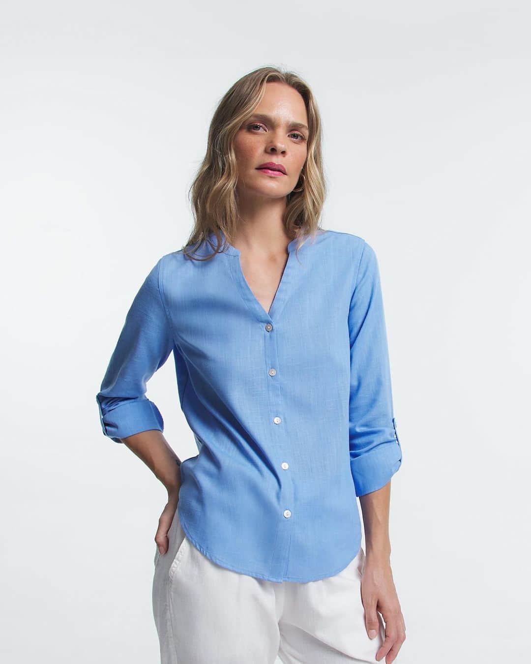 ロジャス・レナーのインスタグラム：「A peça que todo mundo ama. 🫶 Das elegantes as fashionistas, a camisa combina com diferentes looks. Sabem o que é melhor? Aqui você encontra modelos estilosos e mais sustentáveis. Clique nas imagens e garanta suas favoritas. #SomosRe #ModaResponsável #LooksMaisSusentáveis #ModaFeminina #Looks #Camisas   camisa em viscolinho 570599238 | camisa básica 662451169 | camisa básica 662451169 | camisa em viscolinho com decote V 662451564 | bermuda reta 861646524 | camisa em linho 797471343 | camisa clássica floral 871244967」