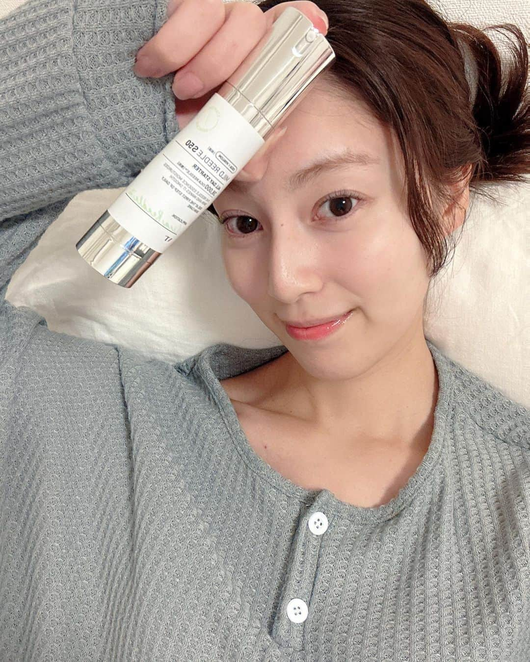 松原伊予菜さんのインスタグラム写真 - (松原伊予菜Instagram)「' @vtcosmetics_japan @vtcosmetics_review  @vtcosmetics_spot 様からリードルショットを ご提供して頂きました🌿 私これ、めちゃくちゃ気になっていて ちょうど買ってみようと思ってたところだったので 使うのを楽しみにしていました‼︎🧖🏼‍♀️🧖🏼‍♀️  敏感肌の私は50から始めてみたよ🪡 塗った後ほんの少しチクチクするけど全然痛くない✌🏻 私は肌のキメが細かくなったのとトーンアップした🤍ˎˊ˗ 使ってみてよかったので次は100を Amazonプライム感謝祭でめっちゃお得に買いました😚 (本日、15日まで！！)  お家で簡単に肌悩みを改善させる塗るレーザー美容液！ 塗るビューティーデバイス　リードルショット🪡 皮膚科で受けるレーザー施術と同じ効果が期待でき 副作用の必要なし！！！ 低コスト・確実な効能・手軽にお家ケアができる！！  #PR #VT#1日1cica#VT北村の匠海 #リードルショット#VTリードルショット#リードルショット50#リードルショット100#リードルショット300#リードルショット700#ニキビ改善#肌のキメ改善#揺らぎ肌ケア#毛穴#黒ずみ#しわ#ターンオーバー#韓国コスメ#スキンケア#揺らぎ肌ケア#美容針#針美容#針美容液#塗るビューティーデバイス」10月15日 21時05分 - iyona_147