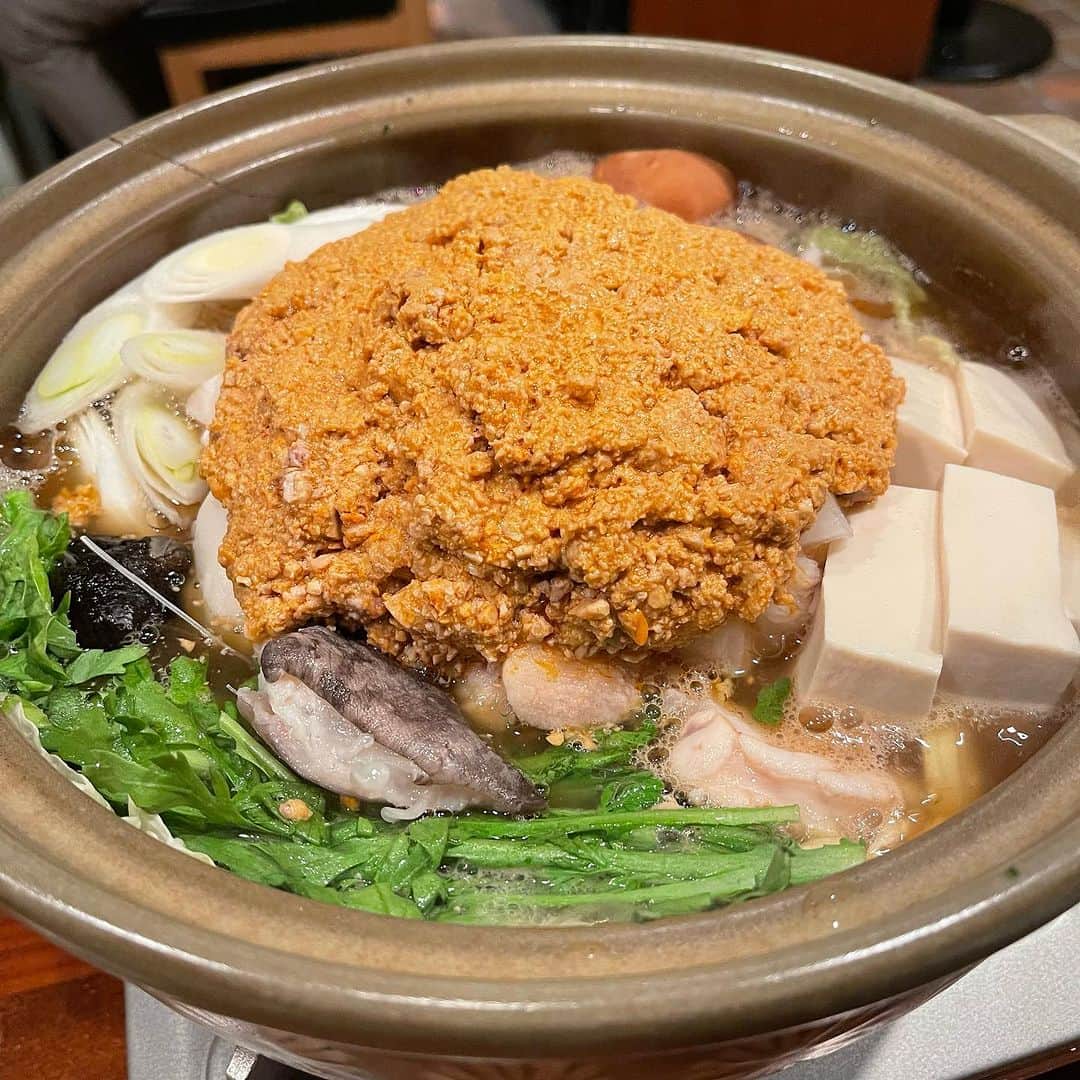 池田有希子のインスタグラム：「ここにあんこう鍋があるじゃろ… これをこうして… こうじゃ…  本当に、本当に美味しゅうございました🙏🐡」