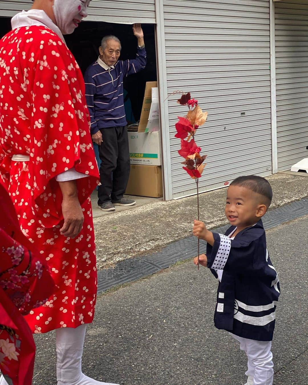 鬼辻麻衣さんのインスタグラム写真 - (鬼辻麻衣Instagram)「🏮  まだまだだんじりの余韻に浸る僕ちん👦🏻 毎日毎日家でだんじりのかけ声叫んで ドンドンカラカラあらゆる物叩いて とにかく騒がしい🪘🗣️  初めてのだんじり、ずっと着いて回って 色んな人に遊んでもらって めっちゃ楽しんでた🏮 来年はレイも歩いて回れるかな👧🏻 そろそろお家ではだんじりブーム 去ってほしいです☺️笑」10月15日 21時06分 - kitsumai