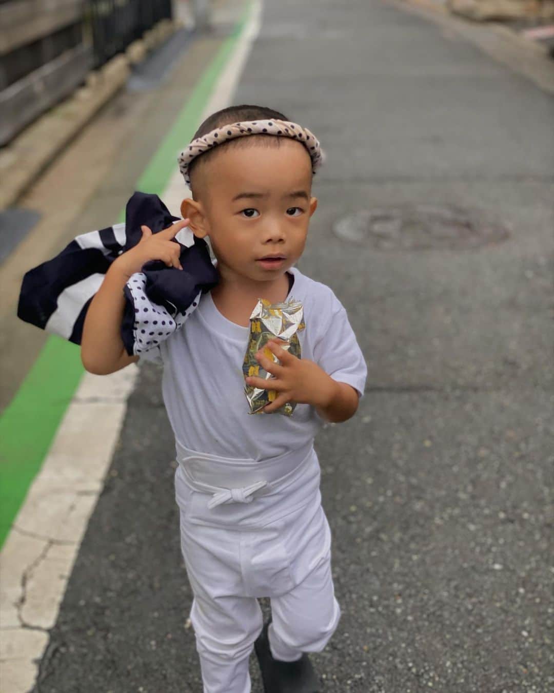 鬼辻麻衣のインスタグラム：「🏮  まだまだだんじりの余韻に浸る僕ちん👦🏻 毎日毎日家でだんじりのかけ声叫んで ドンドンカラカラあらゆる物叩いて とにかく騒がしい🪘🗣️  初めてのだんじり、ずっと着いて回って 色んな人に遊んでもらって めっちゃ楽しんでた🏮 来年はレイも歩いて回れるかな👧🏻 そろそろお家ではだんじりブーム 去ってほしいです☺️笑」