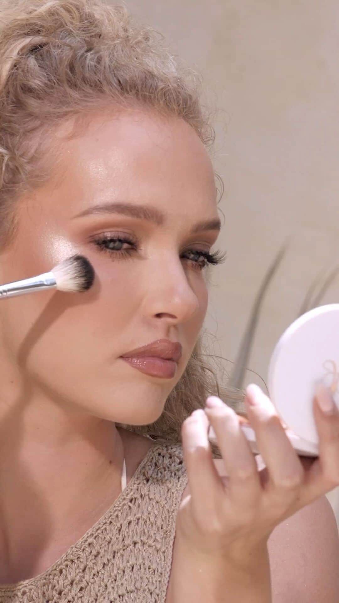 Anastasia Beverly Hillsのインスタグラム：「There’s a new highlighter in town and she’s fresh AF 🥵 GLOW SEEKER is now available @ultabeauty!! 🏃🏾‍♀️  #AnastasiaBeverlyHills」
