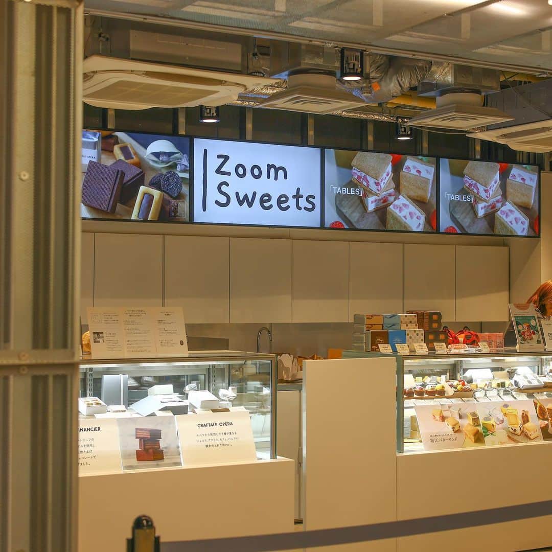 きょん。さんのインスタグラム写真 - (きょん。Instagram)「あの店この店が京都に大集合？！  10月17日(火)にグランドオープンする 「京都高島屋S.C.」T8の地下一階に 日本の"今"が集結するポップアップブース「Zoom Sweets」が できるよーっ！！  しかも、京都河原町駅から歩いて"秒"！  第一回目は大阪・堀江の「Tables」がこんにちは。  ハロウィン仕様のカップケーキに、 Tablesといえば！な「堀江バターなサンド」、 "え、これチーズじゃないのですか...?!"と 思わず口にしてしまった「6C CHEESE CAKE」がラインナップ📝  10月末までの出展とのことなので、 おっはやめにーっ☑️  #PR  #ハロウィン #kyotofood #japanfood#japantrip #japanculture #ハロウィンスイーツ #kyototrip #kyotofood #髙島屋 #バターサンド #京都土産 #おうちカフェ」10月16日 7時59分 - kyon_tokiiro