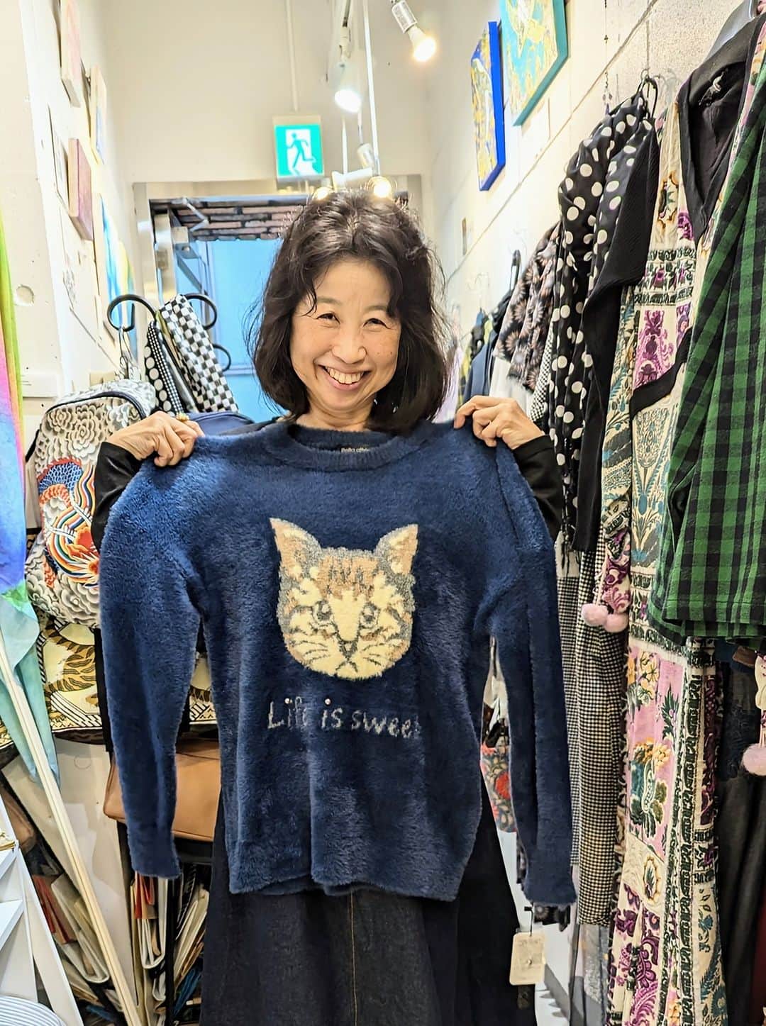 平井富子のインスタグラム：「踊る保育士マリちゃんが、チョコクニャーネをお土産に遊びに来てくれました！ 初めて食べた、美味しい〜  オープン当時からのお友達、いつも楽しく近況報告。バレーだけでなく、ヨガやテラピィスも習っているとか、素晴らしい〜  ネコちゃんプリントの暖かいトップスを気に入って頂きました。可愛い〜  また、遊びに来て下さい！」
