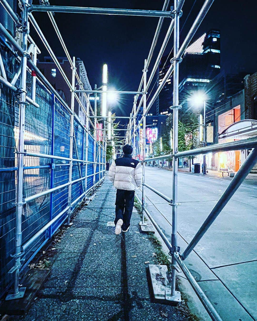 KENZO さんのインスタグラム写真 - (KENZO Instagram)「Night walk. Vancouver,Canada🇨🇦  街を歩くと見えない景色と感情が滲み出てくる。  #canada  #vancouver #カナダ  #バンクーバー」10月16日 6時37分 - dapump.kenzo