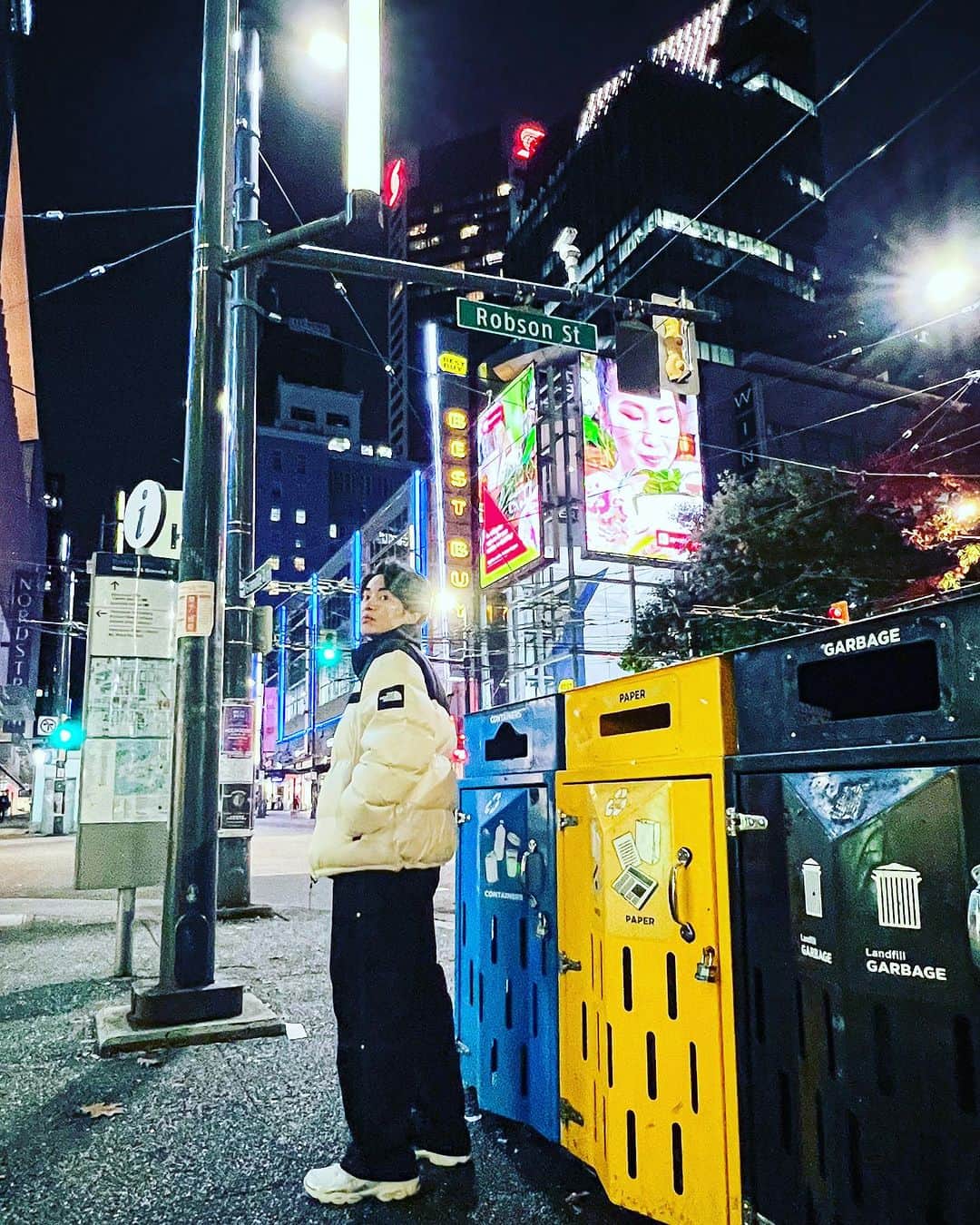 KENZO さんのインスタグラム写真 - (KENZO Instagram)「Night walk. Vancouver,Canada🇨🇦  街を歩くと見えない景色と感情が滲み出てくる。  #canada  #vancouver #カナダ  #バンクーバー」10月16日 6時37分 - dapump.kenzo