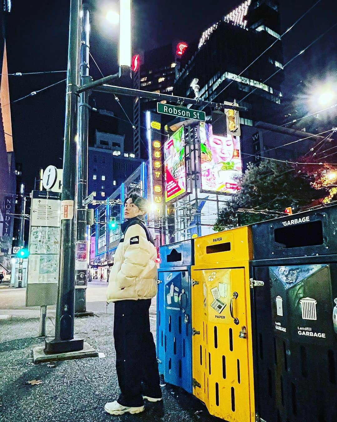 KENZO のインスタグラム：「Night walk. Vancouver,Canada🇨🇦  街を歩くと見えない景色と感情が滲み出てくる。  #canada  #vancouver #カナダ  #バンクーバー」