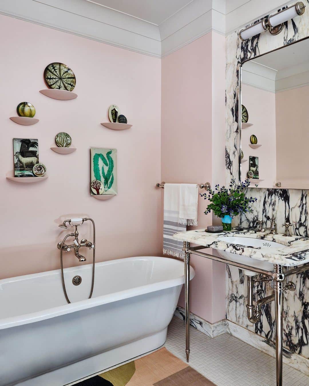 ELLE DECORのインスタグラム：「The brief for Michael C. Hall’s (@mchdaily) New York apartment? “We wanted color!” the ‘Dexter’ star tells us. Enter award-winning designer Sara Bengur (@sarabengur), who met the actor and his wife, Morgan, at a designer matchmaking program at the New York Design Center. “They loved the casual elegance of British country homes with the florals and patterns and feeling of design elements layered over time,” Bengur says. “And like me, they love color.” The resulting spaces are defined by saturated hues like pistachio, purple, and turquoise, but the primary bathroom got a lighter touch with a pale pink wall paint (Calamine by @farrowandball) and an assortment of John Derian decoupage plates and trays.   Click the link in bio for the full tour, as shown exclusively on elledecor.com. Written by @ingridabram. Photographed by @richardpowersphoto. Styled by @anitasarsidi.」