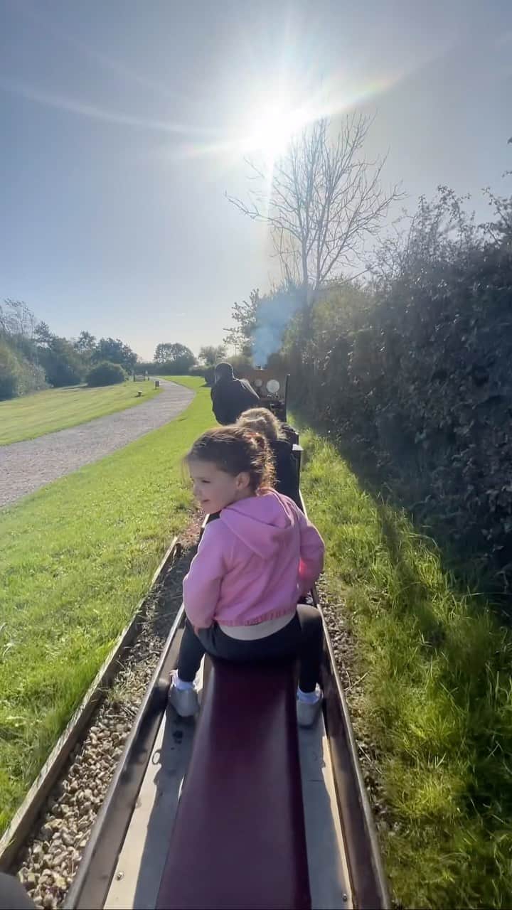 GazGShoreのインスタグラム：「Not sure who enjoyed this little train more 😂😍 🚂 It’s the little train at pugneys in Wakefield 👌🏻」