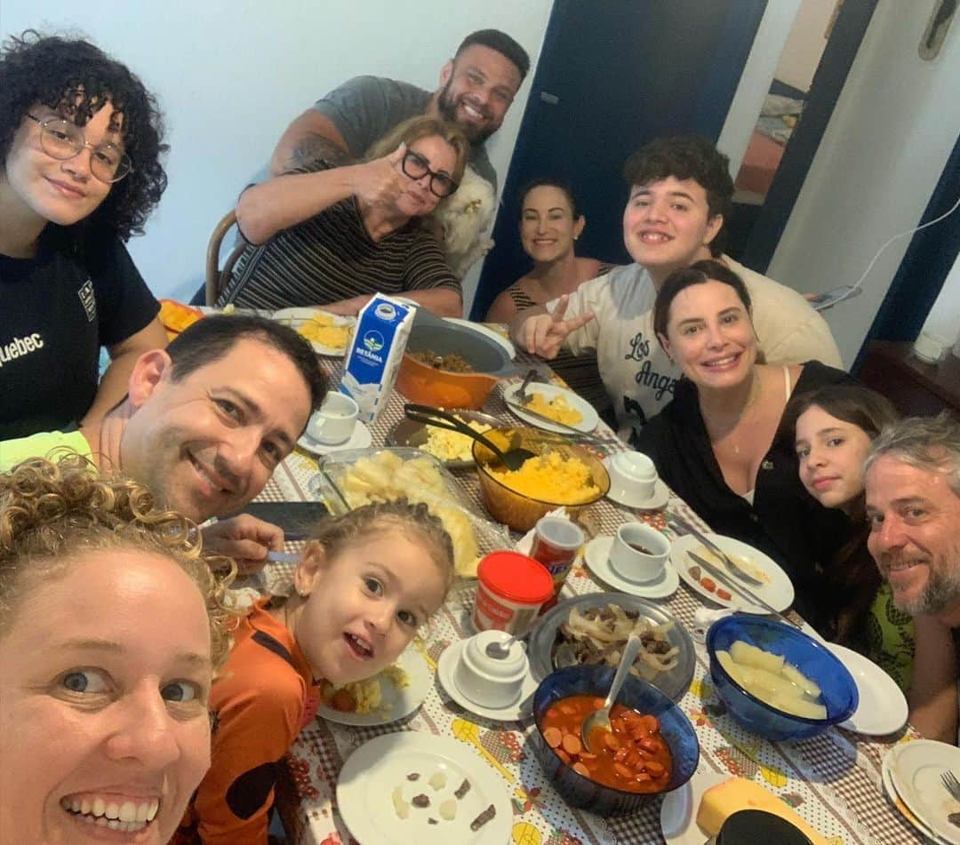 ヤネ・マルケスのインスタグラム：「Tia @marjorie_cavalcanti e tio @sergiodematosribeiro. Nosso final de semana na cia de vcs foi muito especial. Obrigada por acolher a gente nesse feriadão. Amaaaaamos! Quando vamos de novo ? 🫣😍😘  @renatoxavierb #amigos」