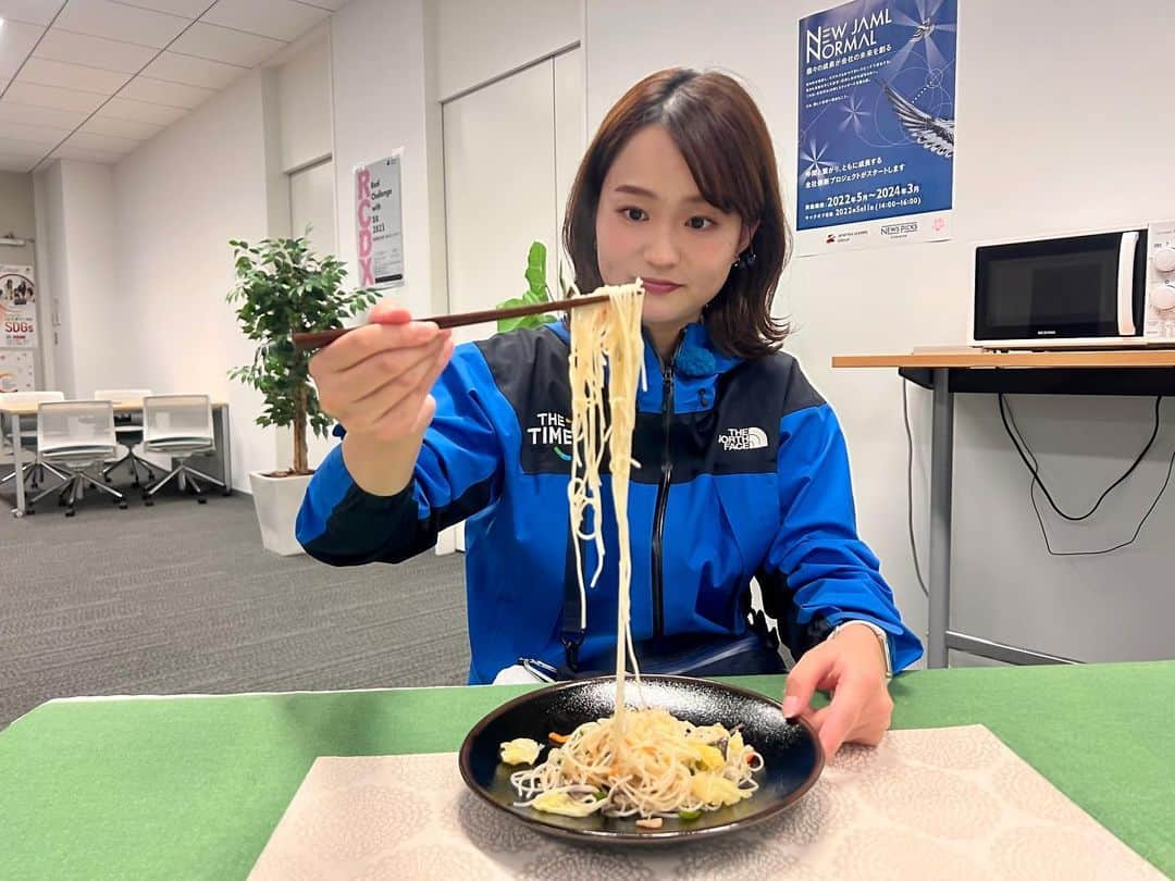 篠原梨菜のインスタグラム：「#早朝グルメ 東京・浜松町駅近く 創業73年　神戸のケンミン食品 自動販売機へ！ 看板商品の焼ビーフン😋 野菜や豚肉などが入っていて、電子レンジで約4分チンするだけ！ モチモチ食感の米粉ビーフン。お肉の旨み！おかず・主食・おつまみにも。止まらない美味しさ！ #朝5時55分の美味time #thetime_tbs #ケンミン食品 #焼ビーフン #ケンミンの焼きビーフン  #自販機グルメ  #tbs」