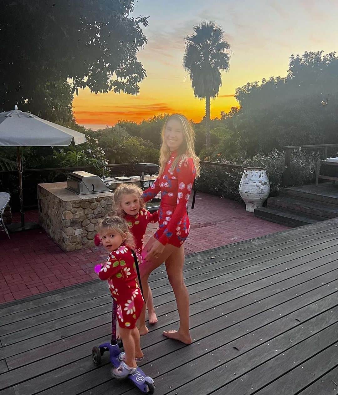 シンシア ローリーのインスタグラム：「Start em young ❤️🏄‍♀️」