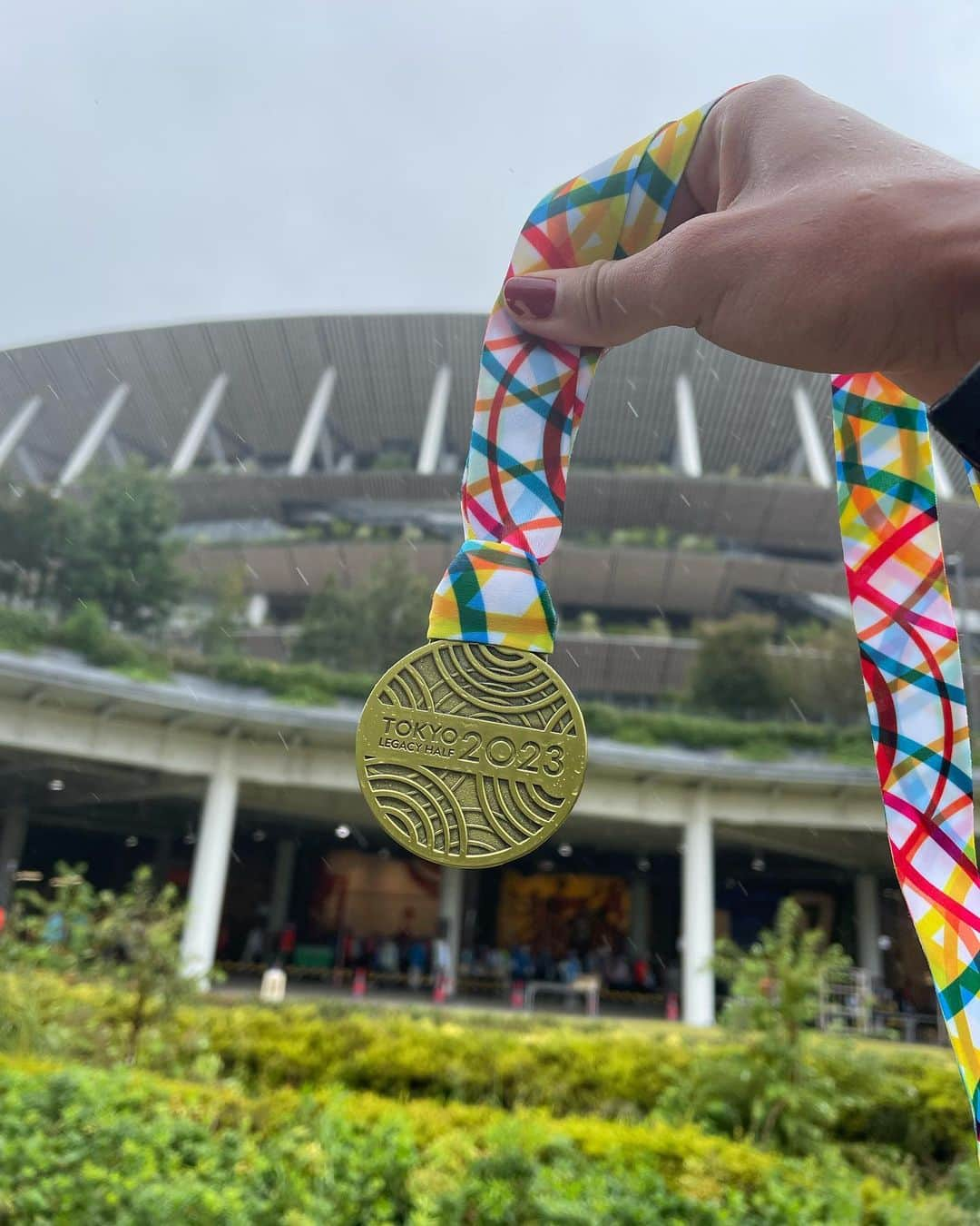 山本まさみさんのインスタグラム写真 - (山本まさみInstagram)「・ ・ 東京レガシーハーフマラソン✨ 土砂降りの中無事ゴール！！！ ⁡ 久々のハーフマラソン本当に楽しかった🤝 このコンディションで不安もあったけど、 全く問題なし😎✨ ⁡ MGCを横目にスタートを切り、 テンションぶち上げ🔥 ⁡ 声援があり、東京の町を颯爽と走れるあの爽快感！ そしてスライドには仲間達☺️✨ 幸せな時間でした！！！ ⁡ タイム1:47:28 平均4'59" ⁡ 久々のレースにしては自分なりにGOOD🫰🏽 でも、まだ走れたなーだなんて思って余力持ってゴール🙄 ⁡ やっと怪我も治ったし、マラソンシーズン突入🤝🔥 ⁡ 👚 @lululemonjp  👟 @newbalancerunning  📷 @taru_._  ⁡ @tokyomarathonfoundation  #東京レガシーハーフマラソン2023」10月16日 6時47分 - masami_macho