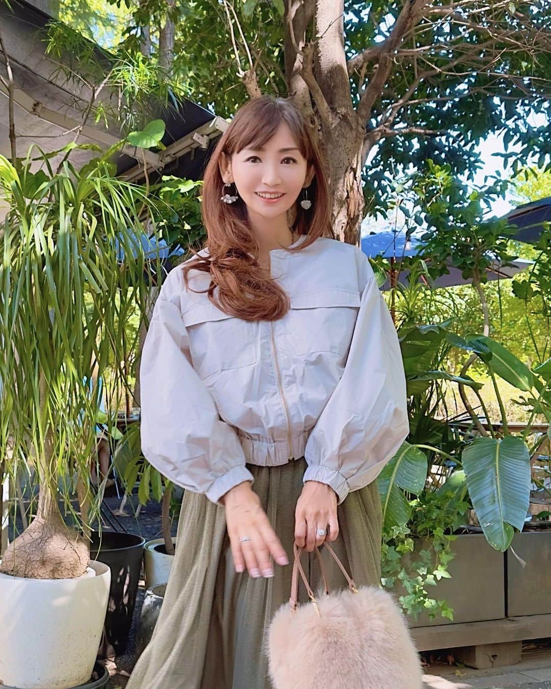 のインスタグラム：「昨日は激しい雨でしたね☔️  秋晴れ☀️はやっぱり気持ちが 上がる♪  寒暖差気をつけよう😌  秋ファッション🕶️、秋グルメ🍂、秋最新美容など投稿ほぼ毎日しています→ @yukikogabby   #プラスオトハ  #PR #アラフォーファッション  #アラフィフファッション  #大人女子ファッション  #美魔女 #秋ワンピース  #秋冬新作  #秋冬トレンド  #秋冬服  #秋冬ファッション  #秋冬コーディネート」