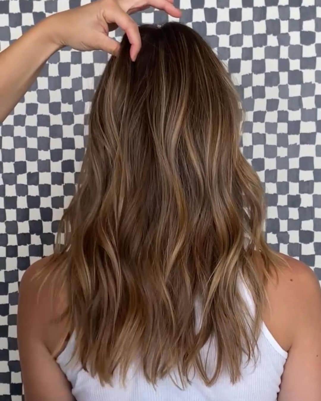 ケイトリン・カーターのインスタグラム：「it was time for a cut! haven’t colored my hair in 8 months but still happy with it. my broken ends on the other hand had to go! swipe for before….」