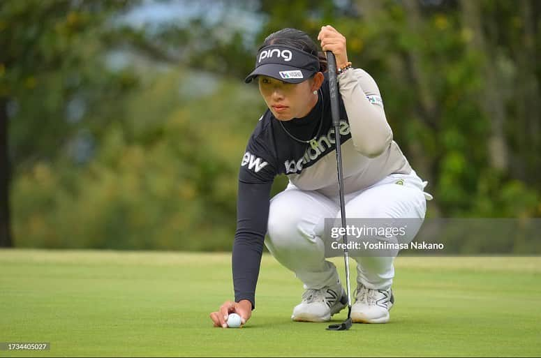 竹山佳林のインスタグラム：「日台交流うどん県レディースゴルフトーナメント⛳️  ⬜︎⬜︎🫨 欲張っちゃダメよと分かっていながらも欲張ってしまいます。もっと冷静な判断を🧠  もう肌寒くなってきて、長袖を着る季節になってきましたね🍂 @newbalancegolf_japan  秋冬物もかっこいい・かわいいものがたくさんあるのでチェックです✅  次は「サロンパスレディスオープン」🏌🏻‍♀️  #golf #jlpga #ステップアップツアー #日台交流うどん県レディースゴルフトーナメント  #newbalance #newbalancegolf  #長谷工コーポレーション  #pinggolf  #株式会社商美コーポレーション  #株式会社リンクス #リンクスゴルフ  #株式会社achieve #teamachieve #topworksbody  #kasco #ゴルフレーヴ #titleist #palmax #angle磁気ネックレス #ustmamiya #glaux #eonsports #phiten」