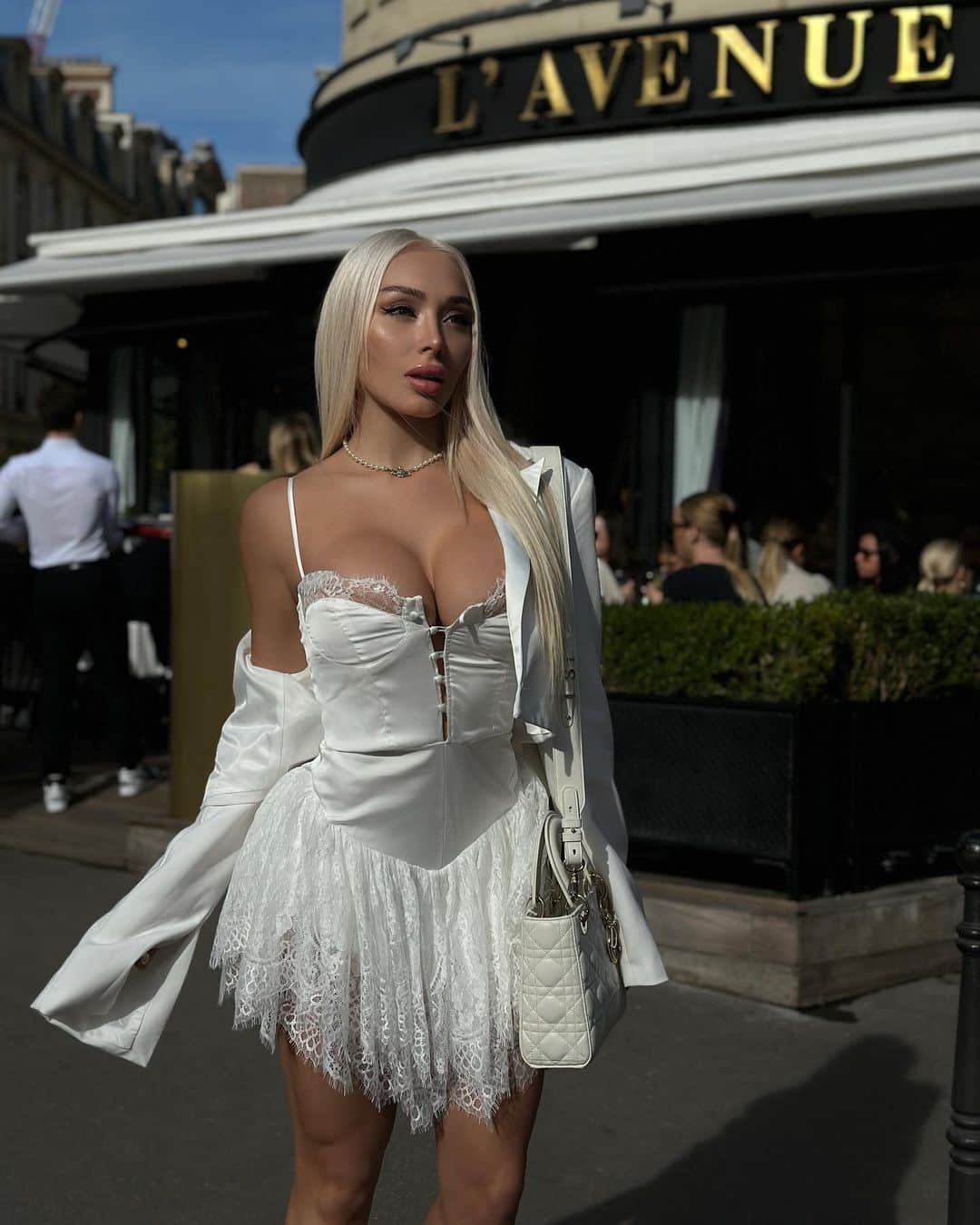 ダニエラ・チャベスのインスタグラム：「Favourite lunch spot in París 🍓🍸」