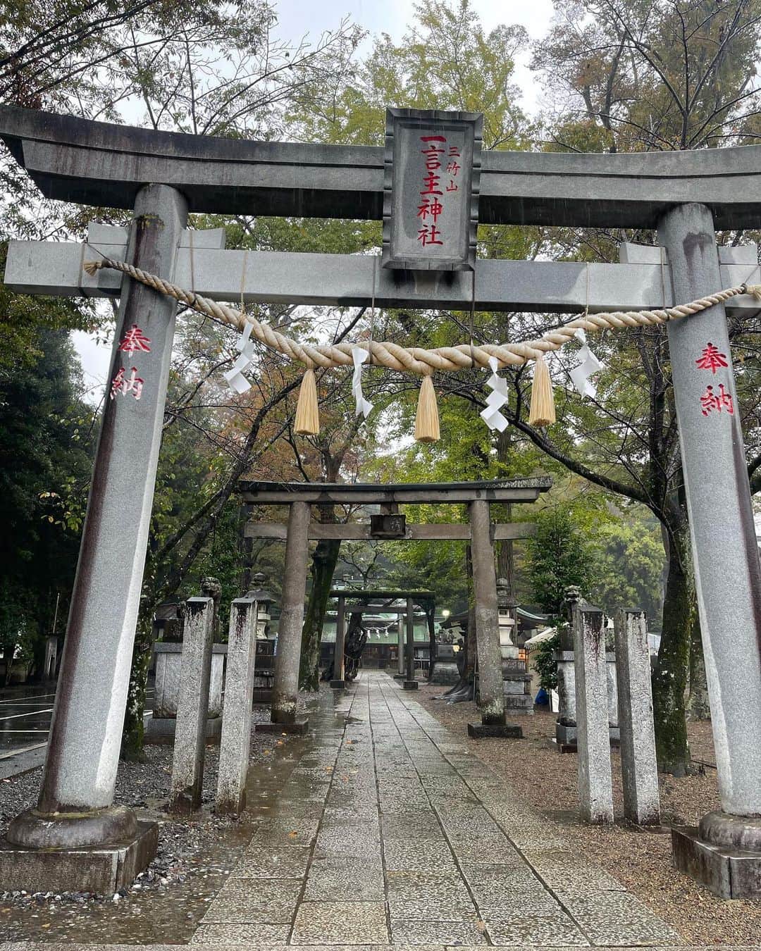 植田麻友美のインスタグラム：「茨城県にある  一言主神社⛩  「言葉」の力を司る一言主大神様が祀られてる神社  『一度の参拝であっても無駄にせず 一言の祈願であってもなにもせず打ち捨てることはしない。』  どんな一言のお願いでも大切に叶えてくれる神様🍀  境内には  龍神を祀る清龍権現社 大黒社 稲荷社 香取社 もあるよ🌸  そして縁結び社もあって  男女の縁や人との縁を結んでくれるパワースポットとしてとっても人気な神社🍀  そして  割り符札があって  片方に自分の名前を書いて  半分に割って片方を自身で持ち帰ることによって  災いを除けて福をもたらしてくれる🍀  一言主神社さんは  自然の中にあって  とっても風通しのいい  素敵な神社さんでした🌼   #一言主神社   #一言主神社は願いを1つ必ず叶えてくださる   #一言主神社御朱印   #神社巡り」