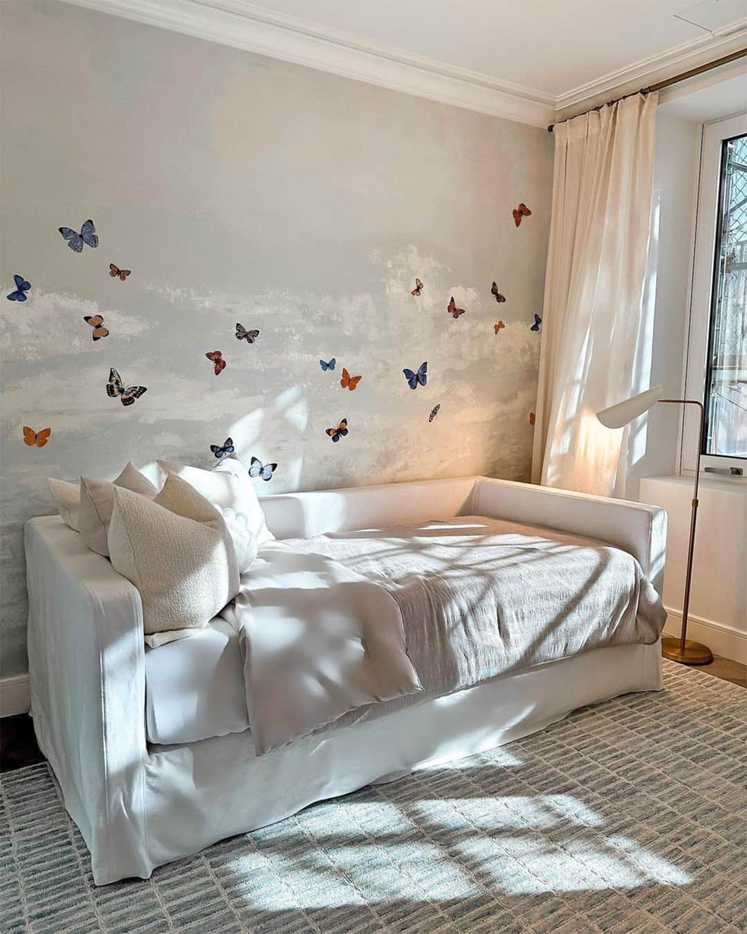 ジャスミン・トゥークスのインスタグラム：「Don't forget a daybed! This versatile option for nurseries or kids rooms is the best of both worlds—comfy seating *and* a cozy bed. Win, win!  📷: @mollyelizabethinteriors  #NurseryFurniture #KidsBedroomFurniture」