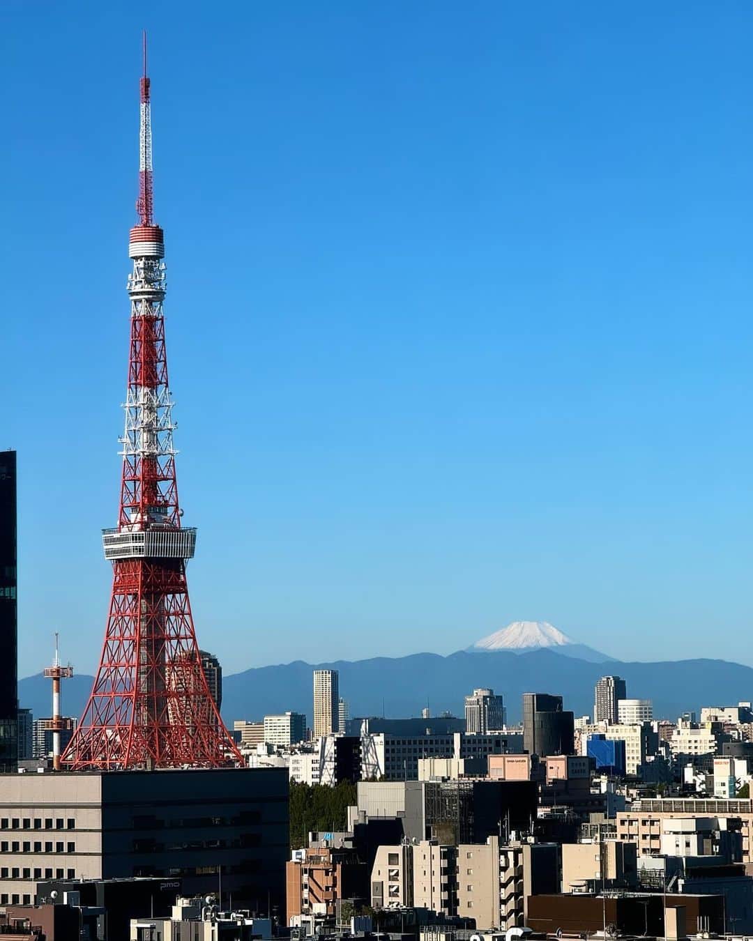 武田真一のインスタグラム：「爽やかな朝！ 日テレから見える富士山に元気をもらいました。 さあ、これからDayDay.がんばろう！！」