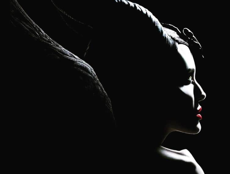 ジャクソンマティスのインスタグラム：「. 🦹🏻3店舗限定発売&限定100枚🦹🏻  第5弾は、コチラ✨ マレフィセント（Maleficent）は、1959年公開のアニメーション映画 『眠れる森の美女』に初登場する悪役/ヴィラン🦹🏻 初の実写化は、2014年。今回は、コチラの2014年版のポスタ－をモチ－フにアレンジ再現させて頂きました🔥 主演は、この人…“アンジェリーナ・ジョリー”。 もう、ハマリ役ですよね、本当に。 2019年の2作目の続編にも主演で登場。 キャラクター同様に、艶っぽく、妖艶な感じで一目観て虜になった映画🎞️でもあります。   今回作製するにあたり、「艶っぽく、妖艶な感じ」を最大限に引き出すべく、様々な試行錯誤を重ねて辿り着いた“力作”です💪🏻 紙のポスタ－にも劣らない「艶っぽく、妖艶な感じ」は、表現出来ているかと思います。 黒の身生地に映える白の肌感。もう、最高に良い出来です💮 また、世の中に“アンジ－”のT-shirt自体、発売がされていない所も、大きなポイントでもありますネ☑️   手前味噌ですが…ホント、超絶イケてます！ 艶感、妖艶さ…全て表現出来たかと思います。 超絶オススメな今作・第5弾。 是非、お手に取ってお確かめください。 「みなさんもよく知っている物語を、私が改めてお話しましょう📖」  発売日：10月26日(木)/11時🕚発売にて ⚠️発売に関するお問い合わせは各店舗様まで  【ℹ️商品ご案内他】 品番：JMW23AW01 品名：Maleficent Pocket Tee 上代：¥11,000-(税別) 色：Blackのみ サイズ：XLのみ 組成：Cotton 100％ 原産国：NICARAGUA 発売日：2023年10月26日(木) 販売枚数：限定100枚 サイズ感：着丈 78.5,身幅 60,袖丈 20,肩幅 58(cm) ご注意：⚠️若干の誤差が個体差により発生致します🙇🏻‍♂️🙏🏻  販売先： 🦹🏻SNUG　 https://instagram.com/snug_genki?igshid=YmMyMTA2M2Y= 🦹🏻SKROVA ～離～　https://instagram.com/skrova_hanare?igshid=YmMyMTA2M2Y= 🦹🏻弊社オンライン　https://bythepark.jacksonmatisse.com/  #商品に関するお問い合わせは各店舗様まで🙇🏻‍♂️🙏🏻 #BIGTHX🙇🏻‍♂️🙏🏻 @snug_genki  #BIGTHX🙇🏻‍♂️🙏🏻 @skrova_hanare」