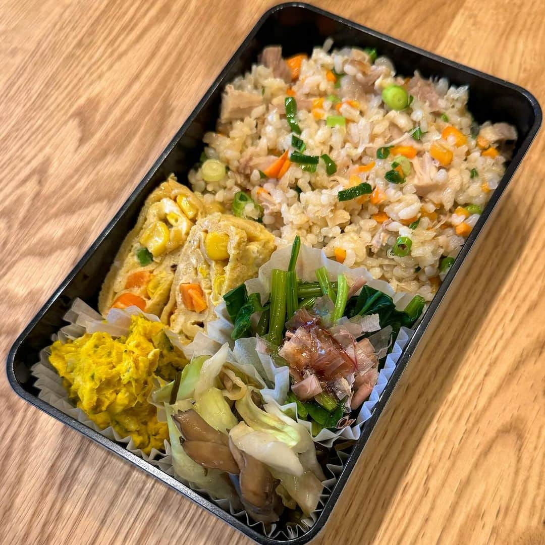 おちあやこのインスタグラム：「今日の夫弁当。  お取り寄せラーメンの残りのチャーシューを使ったチャーハン  卵焼き かぼちゃサラダ ほうれん草のお浸し キャベツと舞茸の塩昆布バター  です。  昨日から体調が良くない娘。  色々流行ってて、いったいどれなんだろうと判断しづらい。  運動会までに元気を取り戻してほしい😥  #今日の夫弁当 #今日のお弁当 #お弁当 #弁当記録#あと18日」