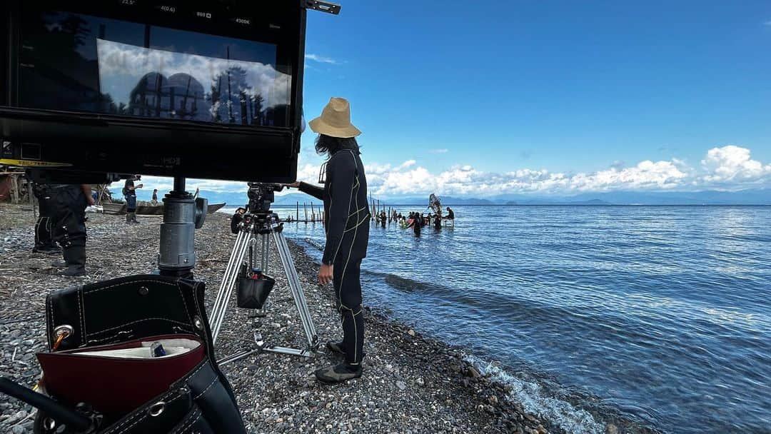 入江悠さんのインスタグラム写真 - (入江悠Instagram)「撮影中に空を見上げる。 雨に泣かされた数日を気持ちよく払拭するかのような、虹。  未曾有の規模の時代劇。 さあ中盤戦も頑張ろう。」10月16日 7時51分 - u_irie