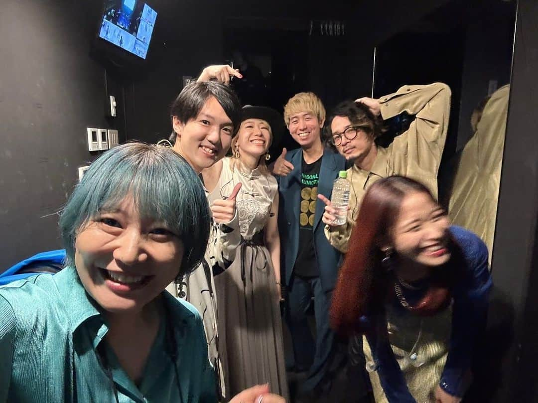 AMIさんのインスタグラム写真 - (AMIInstagram)「TENDERLAMP 5th Anniversary One Man LIVE SHINONOME  最高のお時間でした🕰️  お足元の悪すぎる中 本当に駆けつけてくれた方が たくさんいらっしゃって、 一人一人抱きしめたかった！ (そもそも雨女って言われるたび お天道様操れるほど わたしゃ凄腕じゃないわ！！ って思ってたんだけど 昨日は本当ごめんって思った)  MCでもお伝えしましたが 変化することは 楽しくてワクワクして 寂しくて、辛いものだと わたしはここ数ヶ月で 感じることだらけでした。  その先にある 夜明けを見つけるべく 人間はみんな 踏ん張ってるのかも しれないなあなんて 思いました🥲  私は昨日すっかり シノノメの景色を 見ることができました。  ここからどうこの光が 変わりゆくのか、 変幻自在に舞う レベル30のわたしを 魅せたいなと思っています🙌  本当に、ありがとうございました！」10月16日 7時51分 - amipom1007